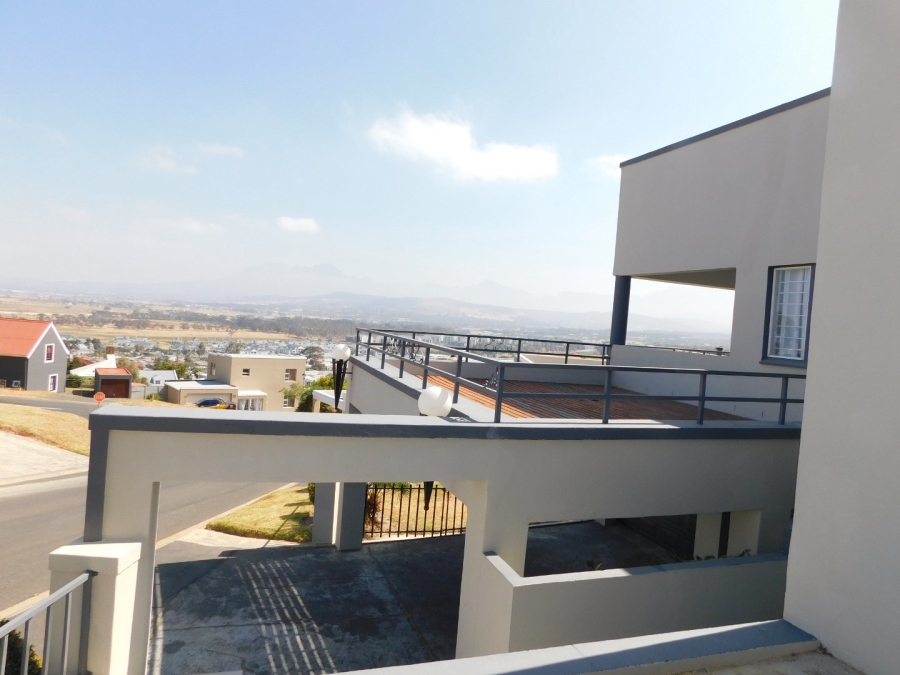 To Let 4 Bedroom Property for Rent in Mountainside Western Cape